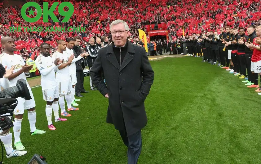 Ngày giải nghệ, Sir Alex đã nhận tràng pháo tay từ hàng vạn CĐV, thậm chí là đối thủ (Ảnh: Football Tweet). Ngày giải nghệ, Sir Alex đã nhận tràng pháo tay từ hàng vạn CĐV, thậm chí là đối thủ